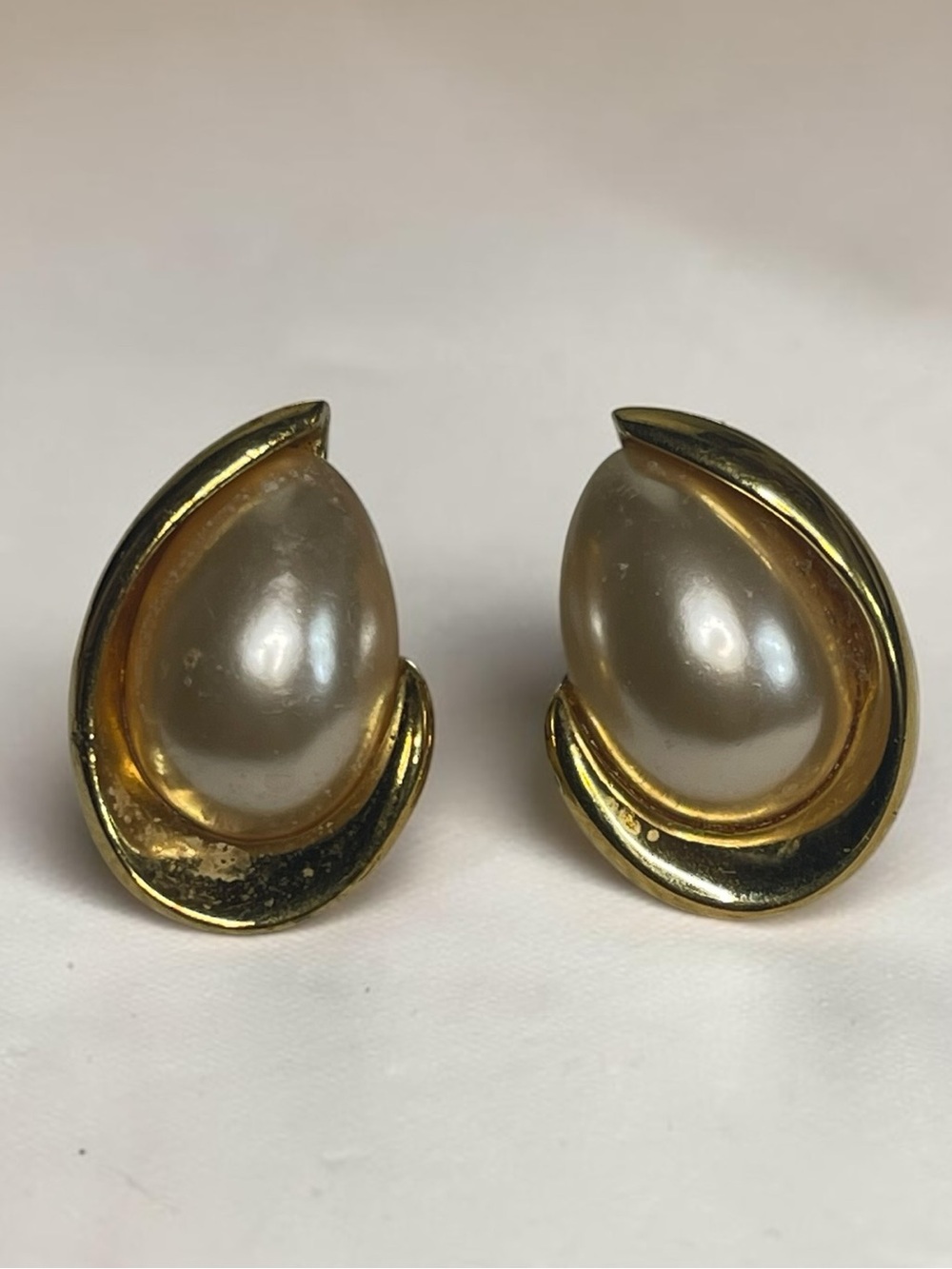 Vintage 80s Napier Faux Pearl Gold Tone Teardrop Clip On Earrings